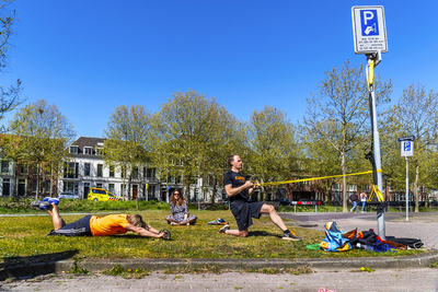 903745 Afbeelding van enkele personen die in de buitenlucht sporten op het Paardenveld te Utrecht, omdat de ...